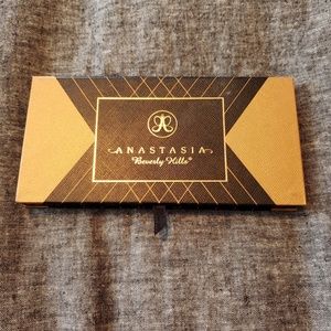 Anastasia Beverly Hills World Traveller Palette